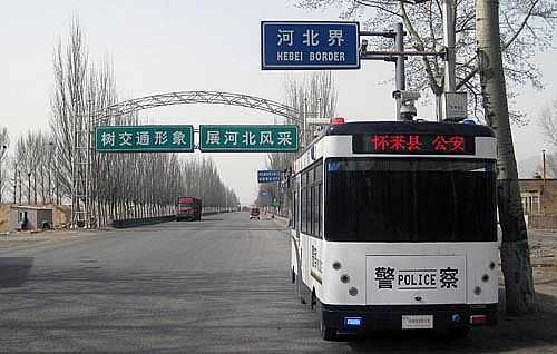 躍迪流動警務室在110國道河北界執行任務