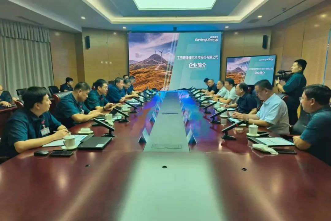 鋰業巨頭贛鋒鋰業董事長李良彬、躍迪集團董事長呂洪濤聯袂造訪中國重汽，與劉正濤董事長洽談新能源領域合作前景