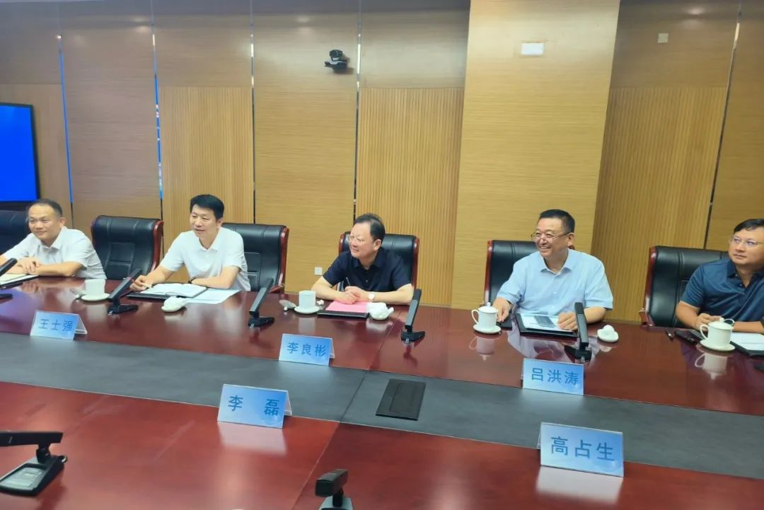 鋰業巨頭贛鋒鋰業董事長李良彬、躍迪集團董事長呂洪濤聯袂造訪中國重汽，與劉正濤董事長洽談新能源領域合作前景