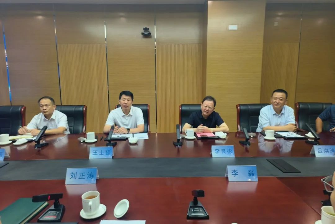 鋰業巨頭贛鋒鋰業董事長李良彬、躍迪集團董事長呂洪濤聯袂造訪中國重汽，與劉正濤董事長洽談新能源領域合作前景