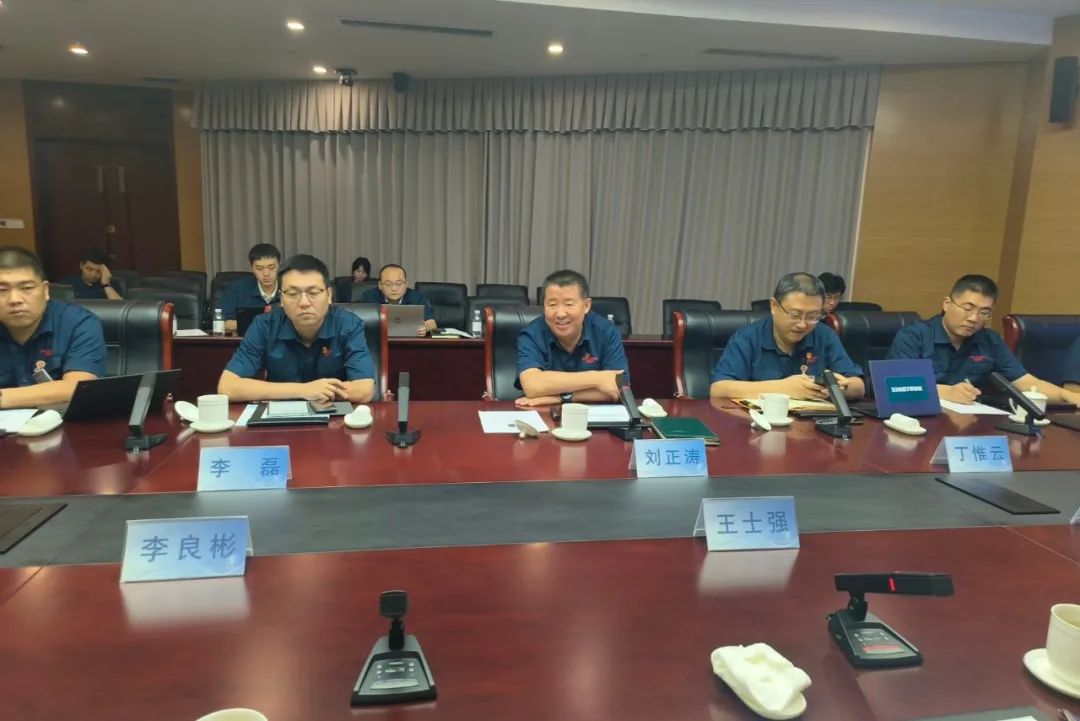 鋰業巨頭贛鋒鋰業董事長李良彬、躍迪集團董事長呂洪濤聯袂造訪中國重汽，與劉正濤董事長洽談新能源領域合作前景